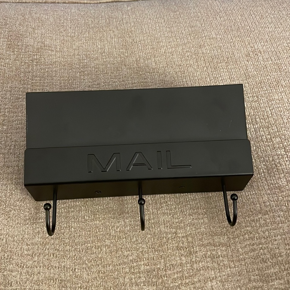 Threshold mail holder with hooks black